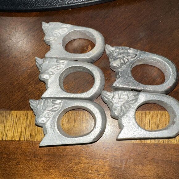 Vintage Napkin Rings Laying Cows Bulls Pewter Set of 5 Made in India - Picture 3 of 6